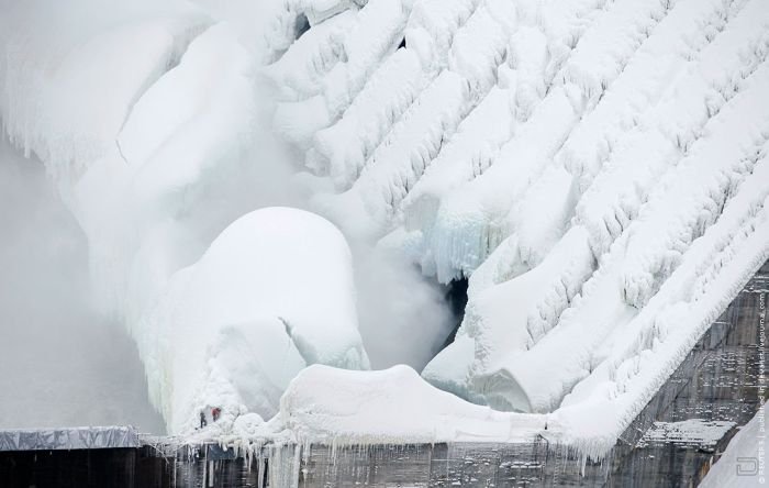 Саяно-Шушенская ГЭС покрылась льдом