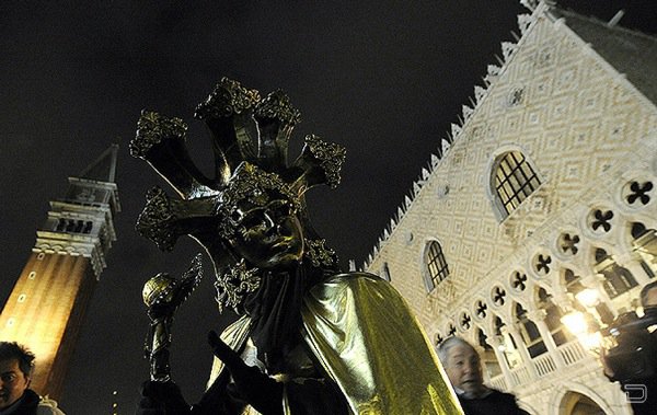    (Carnevale di Venezia)