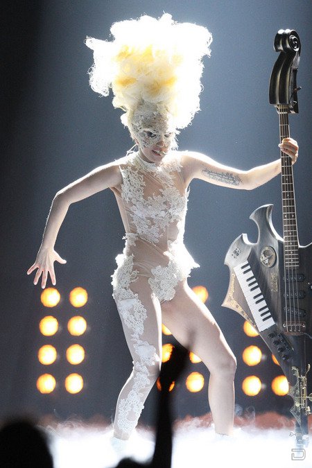 Леди GaGa - триумфатор Brit Awards (11 фото)