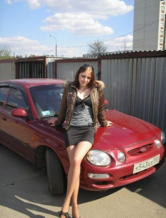 Девчонки и их автомобили (35 фото)