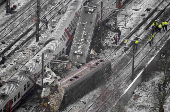 Лобовое столкновение пассажирских поездов в Бельгии