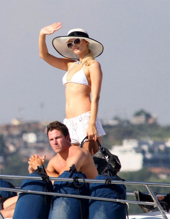 Пэрис Хилтон отдыхает на яхте в Рио (12 фото)