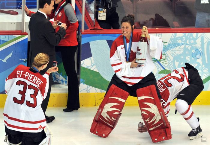 Женская сборная Канады отметила свой успех прямо на льду арены
