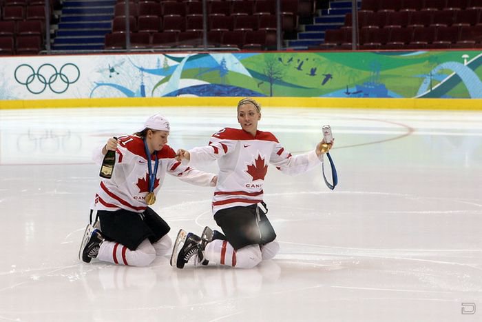 Женская сборная Канады отметила свой успех прямо на льду арены
