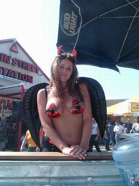 Красивые девушки со слета байкеров Daytona Bike Week  (46 фото)