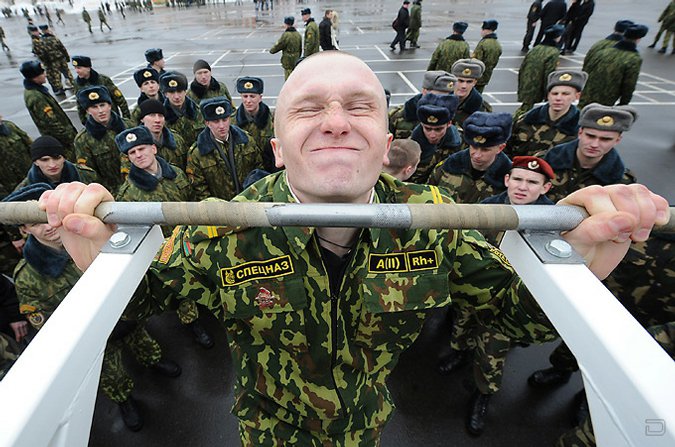 Бойцы белорусского спецназа продемонстрировали экзотические навыки