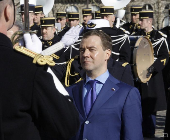 Медведев во френче. Медведев во фраке. Медведева в Париже. Возложение венков с президентом Медведевым фото.