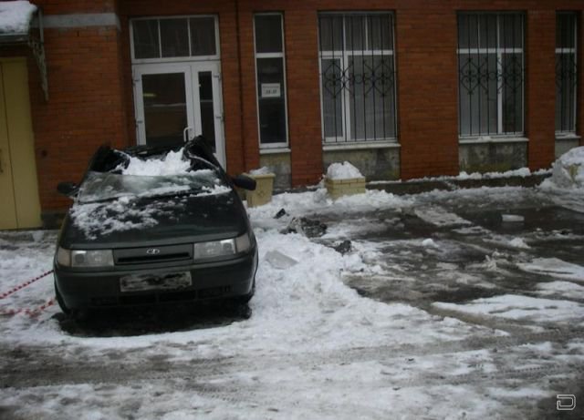 Машины пострадавшие от сход снега и льда с крыш (18 фото + 1 видео)