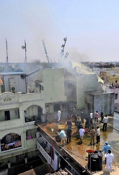 В Индии в толпу упал самолет (12 фото)