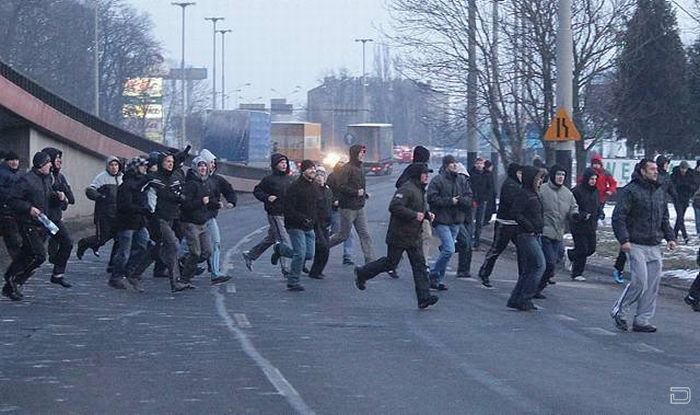 Польская полиция против футбольных фанатов (61 фото)