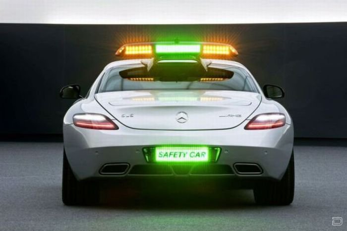 Новый Mercedes-Benz SLS AMG во главе гонки Формулы-1