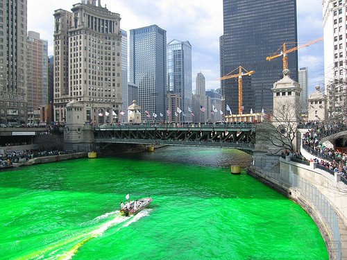 Изумрудная река Чикаго (6 фото)