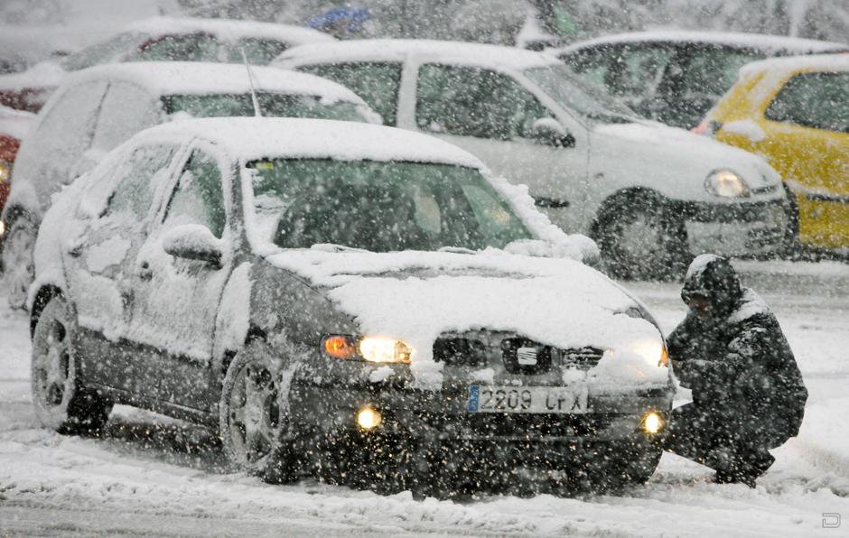 Cold march. Водитель воздержаться снегопад.