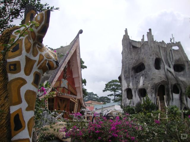 «Сумасшедший дом» в Далате