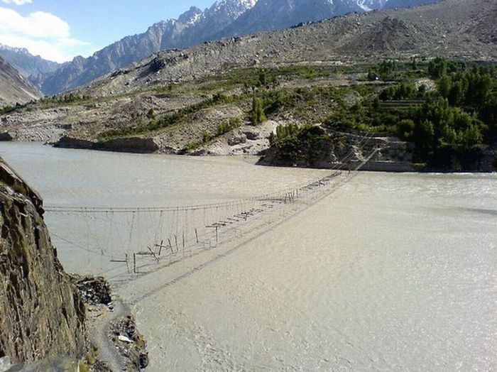 Мост в Пакистане (6 фото)