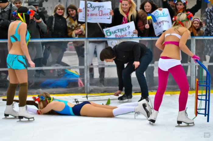 Очередная акция FEMEN "Коровы на льду или Ледовое позорище"