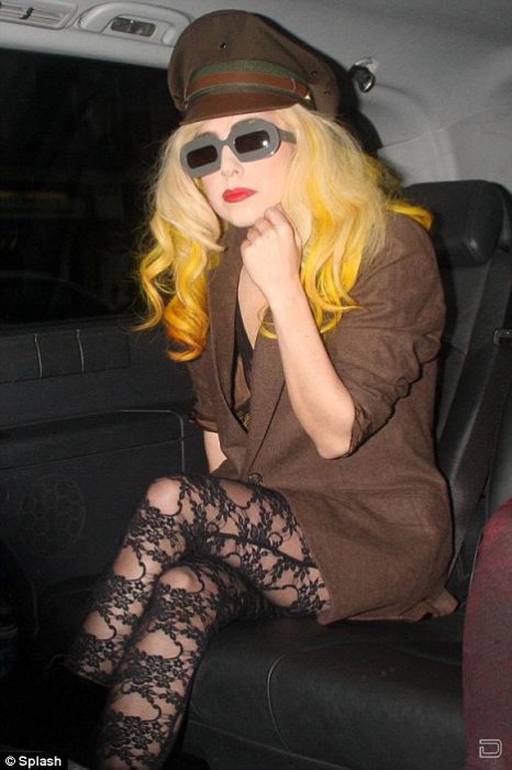 Очередная безумная шляпа Lady GaGa и не только (8 фото)