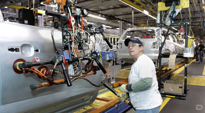 На заводе "General Motors" вовсю кипит работа