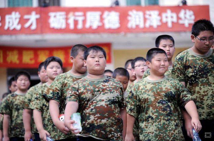 Китай отправляет детей страдающих ожирением в специальные лагеря для похудения (14 фото)