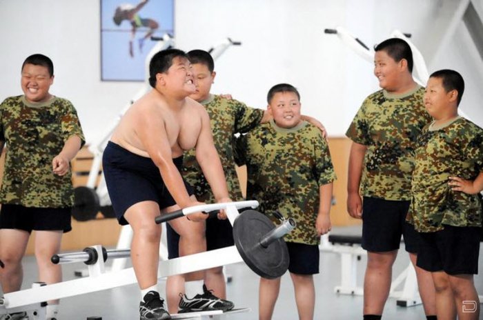 Китай отправляет детей страдающих ожирением в специальные лагеря для похудения (14 фото)