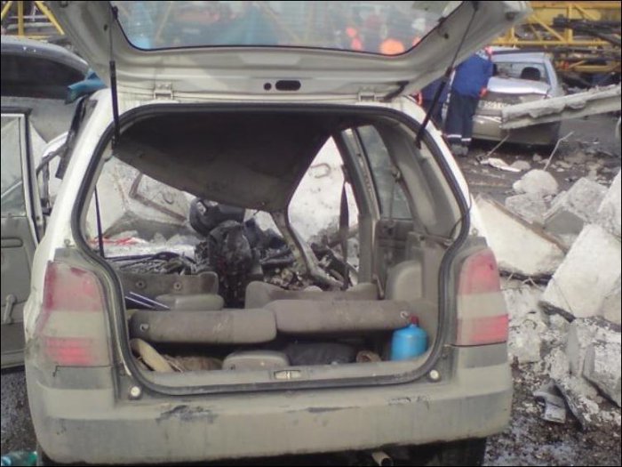 Башенный кран упал на автомобили (30 фото)