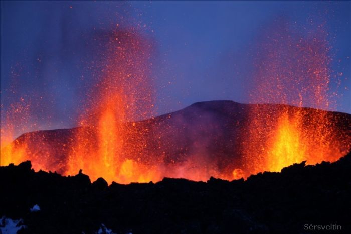 В Исландии извергается вулкан (30 фото)