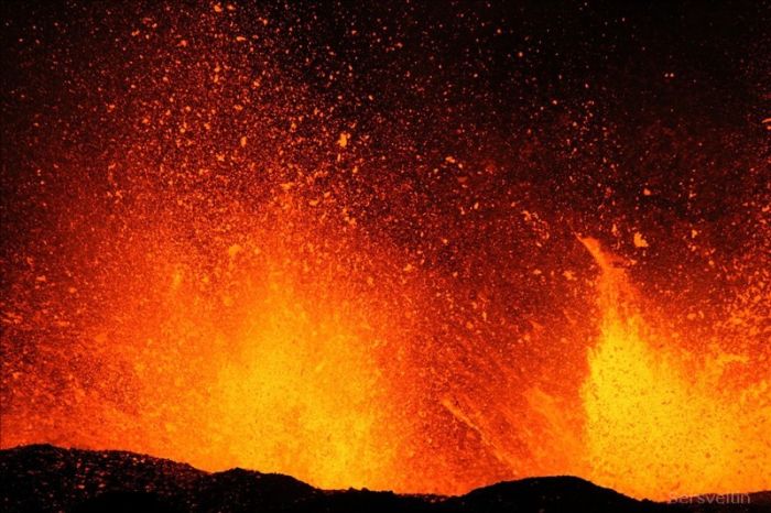 В Исландии извергается вулкан (30 фото)