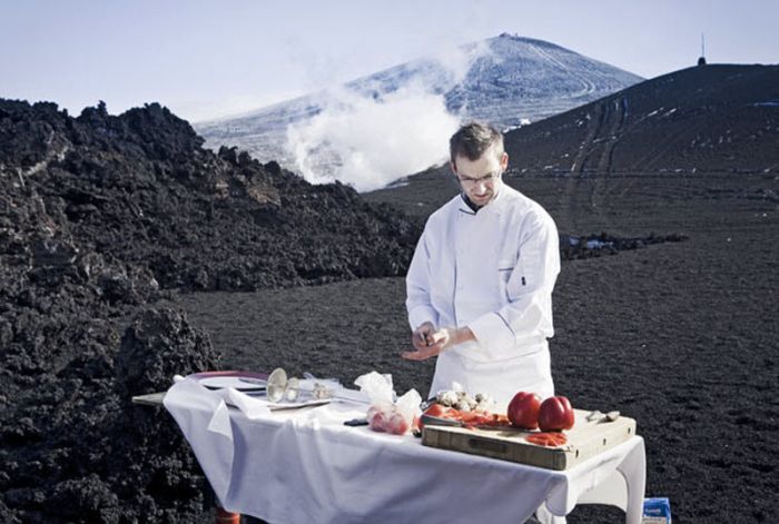 Обед, приготовленный на лаве активного вулкана