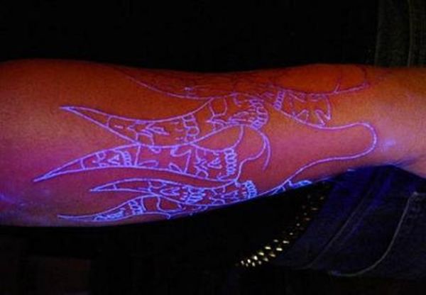Светящиеся татуировки в темноте