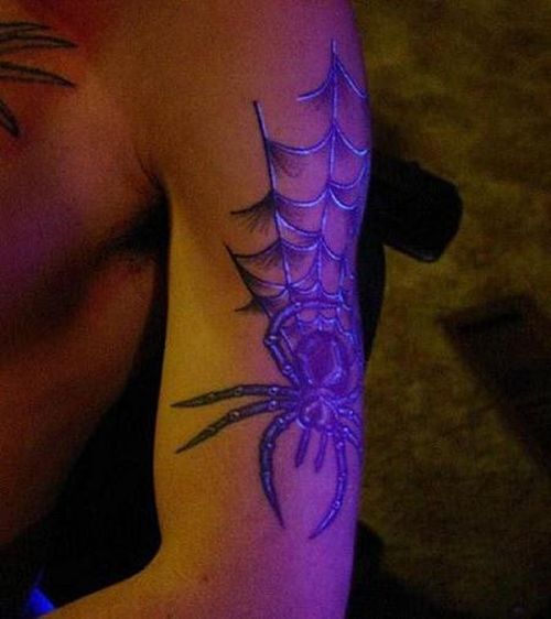 Светящиеся татуировки в темноте
