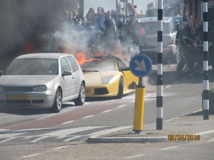 Суперкар Lamborghini сгорел (13 фото)