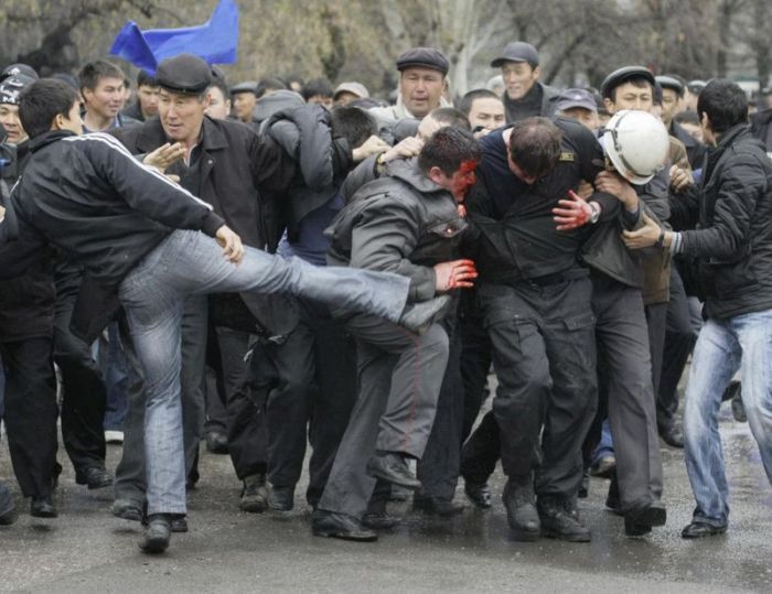 Беспорядки в Киргизии (25 фото)