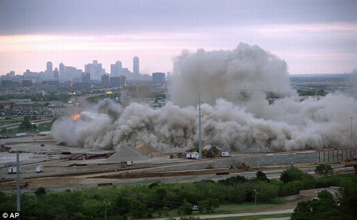 Главный стадион в Техасе снесен (10 фото + видео)