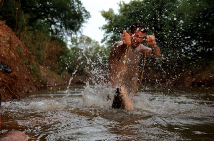 Необычный турнир: Рыбалка на сома с голыми руками (30 фото)