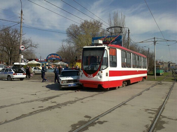 В Таганроге гаишник врезался в трамвай