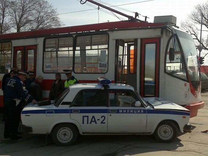 В Таганроге гаишник врезался в трамвай