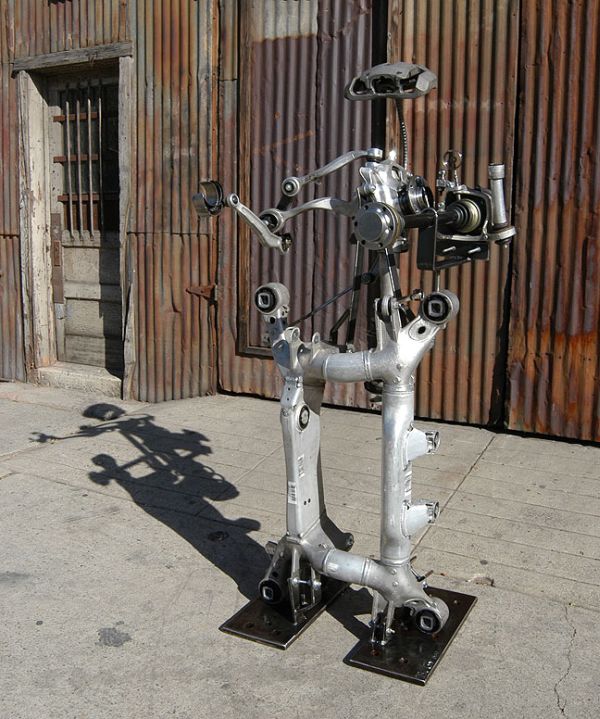 Робот из разбитых БМВ (7 фото)