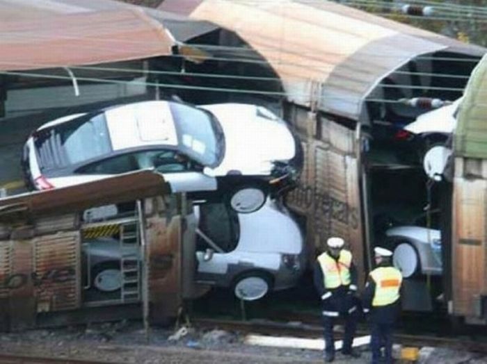 В Германии потерпел аварию поезд со 106 новенькими Porsche (7 фото)