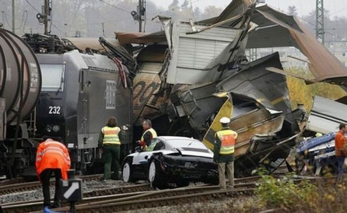 В Германии потерпел аварию поезд со 106 новенькими Porsche (7 фото)