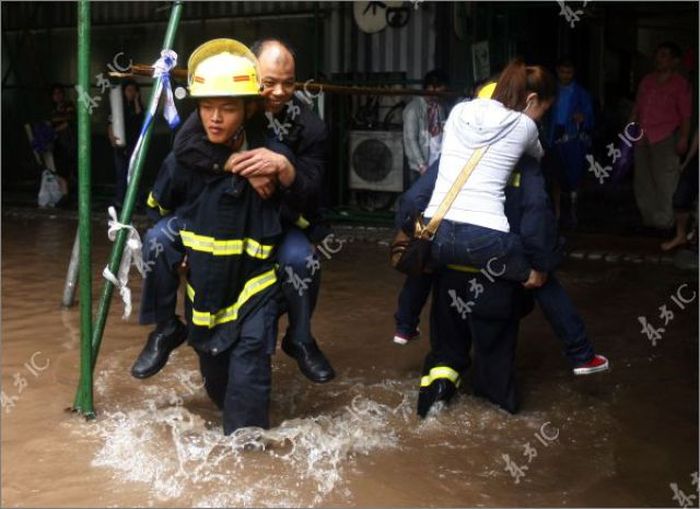 Сильнейшее наводнение в Китае (31 фото)