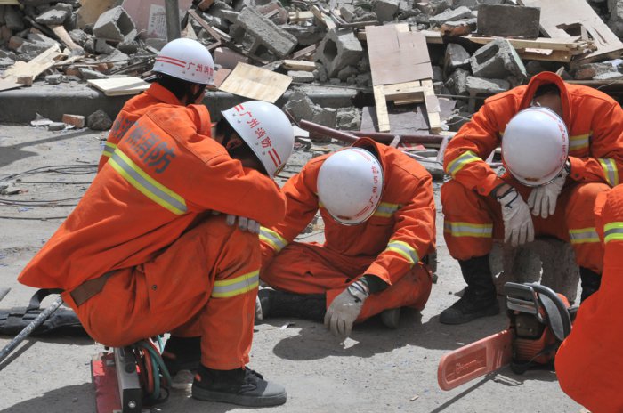 Спасение выживших после землетрясения в Китае