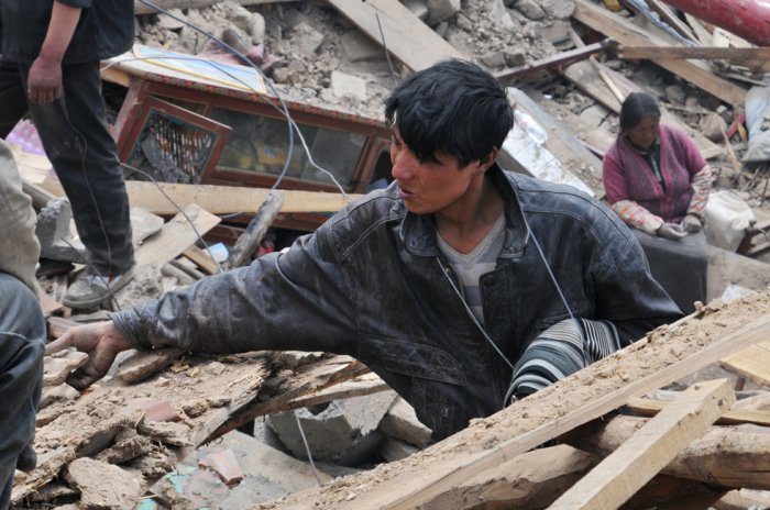 Спасение выживших после землетрясения в Китае