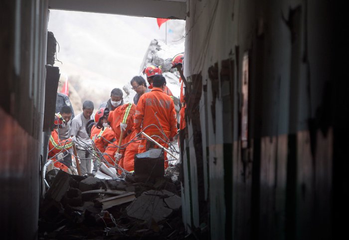 Спасатели продолжают искать выживших после землетресения в Китае