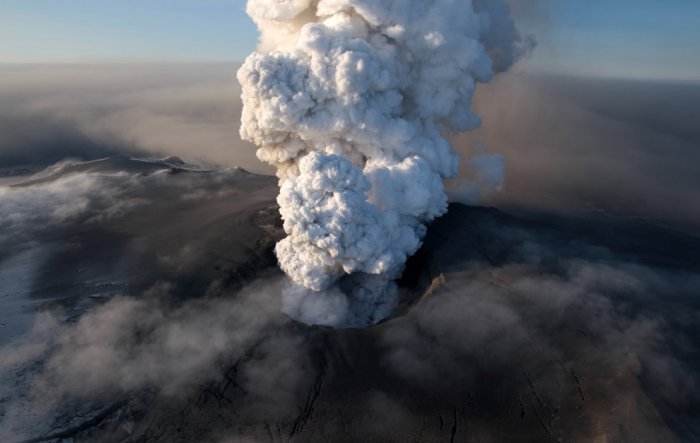 Вулкан Эйяфьятлайокудль продолжает извергать столпы пепла и дыма