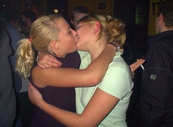Целующиеся девушки (33 фото)