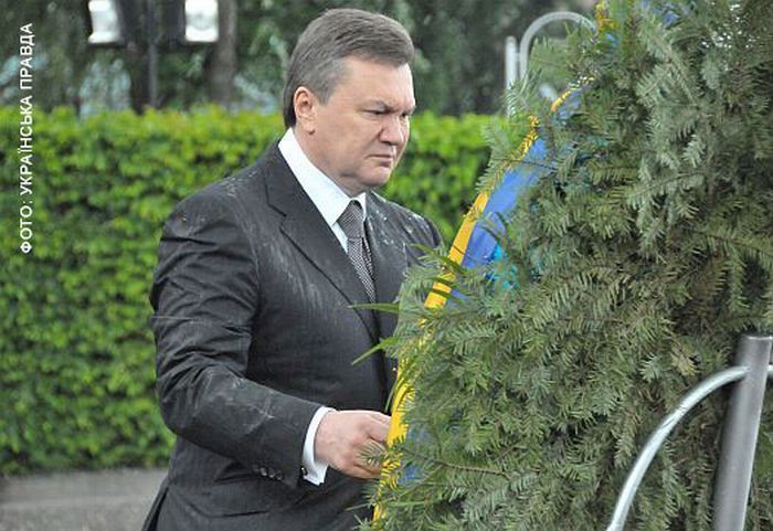 На Виктора Януковича упал венок (8 фото)