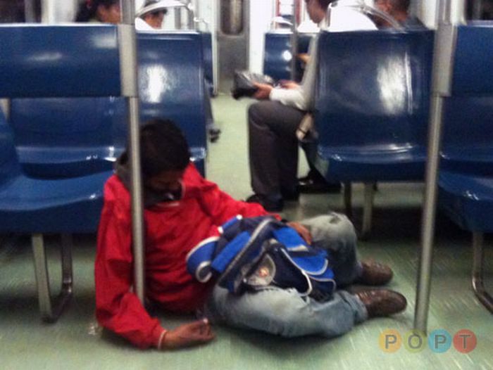 Странные пассажиры метро (102 фото)
