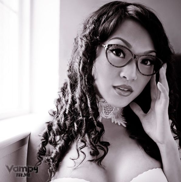 Девушка-вамп Линда Ли (38 фото)