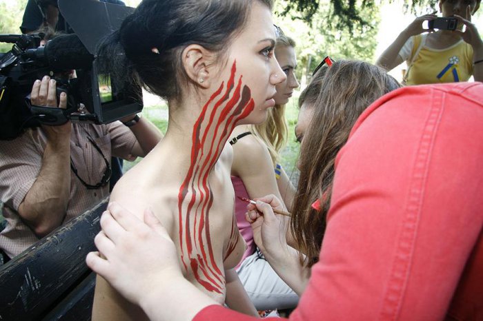 Акция Femen против про-российской политики Виктора Януковича (5 фото)