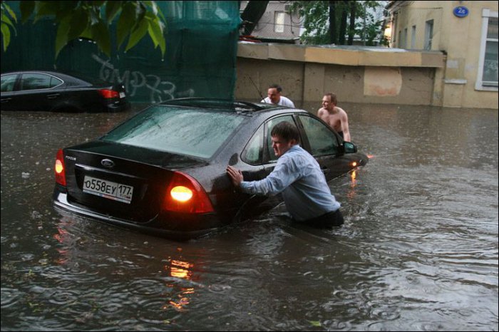 В Москве на Хохловском переулке потоп (14 фото)